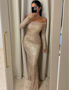 Elegantes, schulterfreies Paillettenkleid in Gold, figurbetont und bodenlang. Perfekt für glamouröse Anlässe und Abendveranstaltungen.