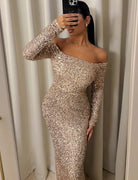 Elegantes, schulterfreies Paillettenkleid in Gold, figurbetont und glamourös. Perfekt für Abendveranstaltungen und besondere Anlässe.