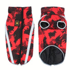 Roter Hundemantel mit Camouflage-Muster, reflektierenden Streifen und Reißverschluss. Ideal für kaltes Wetter, stilvoll und funktional.
