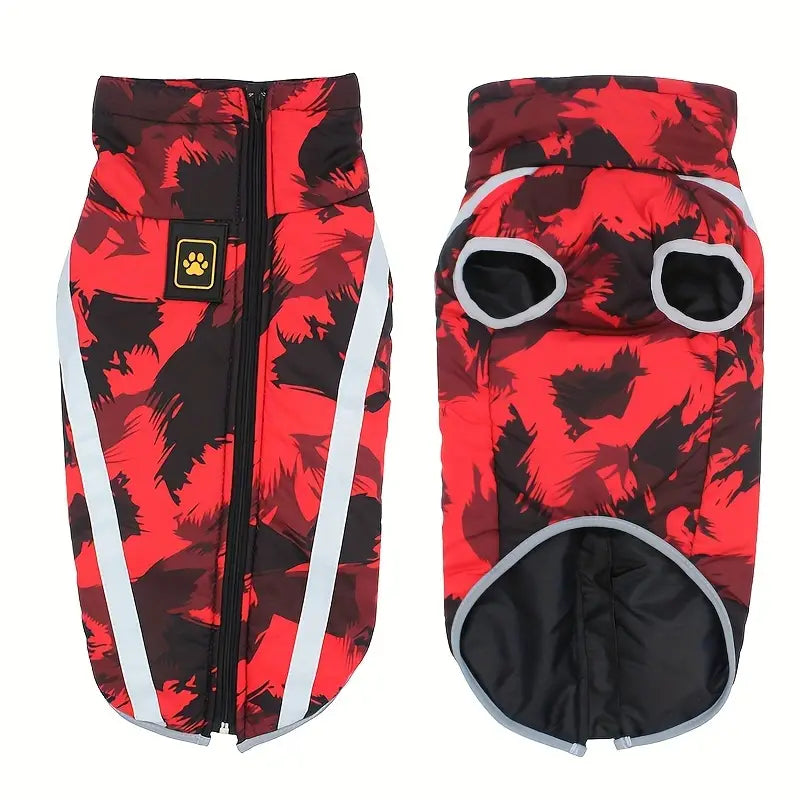Roter Hundemantel mit Camouflage-Muster, reflektierenden Streifen und Reißverschluss. Ideal für kaltes Wetter, stilvoll und funktional.