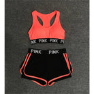 Rosa Sportset für Damen, bestehend aus Sport-BH und Shorts, ideal für Fitness und Yoga. Atmungsaktiv, elastisch, modisch. Perfekt für aktive Frauen.
