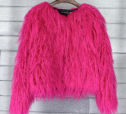 Leuchtend pinke Kunstpelzjacke, flauschig und modisch, ideal für trendige Winteroutfits. Perfekt für stilvolle Akzente und warme Eleganz.
