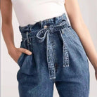 Damen-High-Waist-Jeans mit Gürtel, lässiger Stil, blaue Denim-Hose, modische Paperbag-Taille, ideal für trendige Freizeitoutfits.