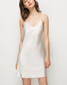 Seiden-Nachthemd Damen, weiß, Spaghettiträger, elegantes Design, luxuriöse Nachtwäsche, bequem, stilvoll, ideal für erholsamen Schlaf.