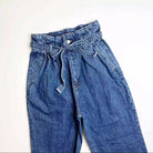 Damen-Jeans mit Paperbag-Taille, blauer Denim, hoher Bund, modischer Gürtel, lässiger Stil, ideal für trendige Outfits und bequemen Alltagslook.