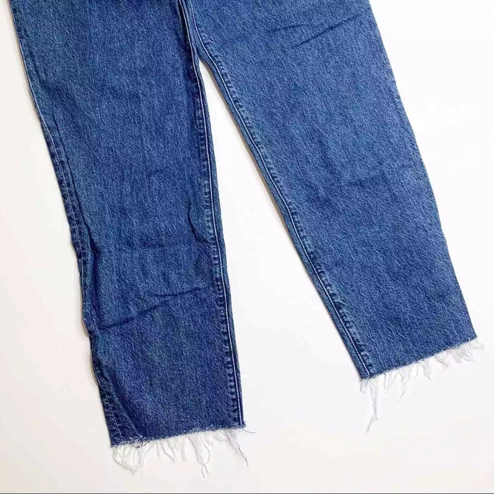 Damen-Jeans mit Fransen, blau, Vintage-Look, hoher Bund, gerade Passform. Perfekt für lässige Outfits und modische Streetwear.