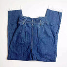 Vintage-Jeansrock aus Denim, hoch tailliert, mit Fransen und Falten. Perfekt für Retro-Mode, nachhaltige Kleidung und lässigen Stil.