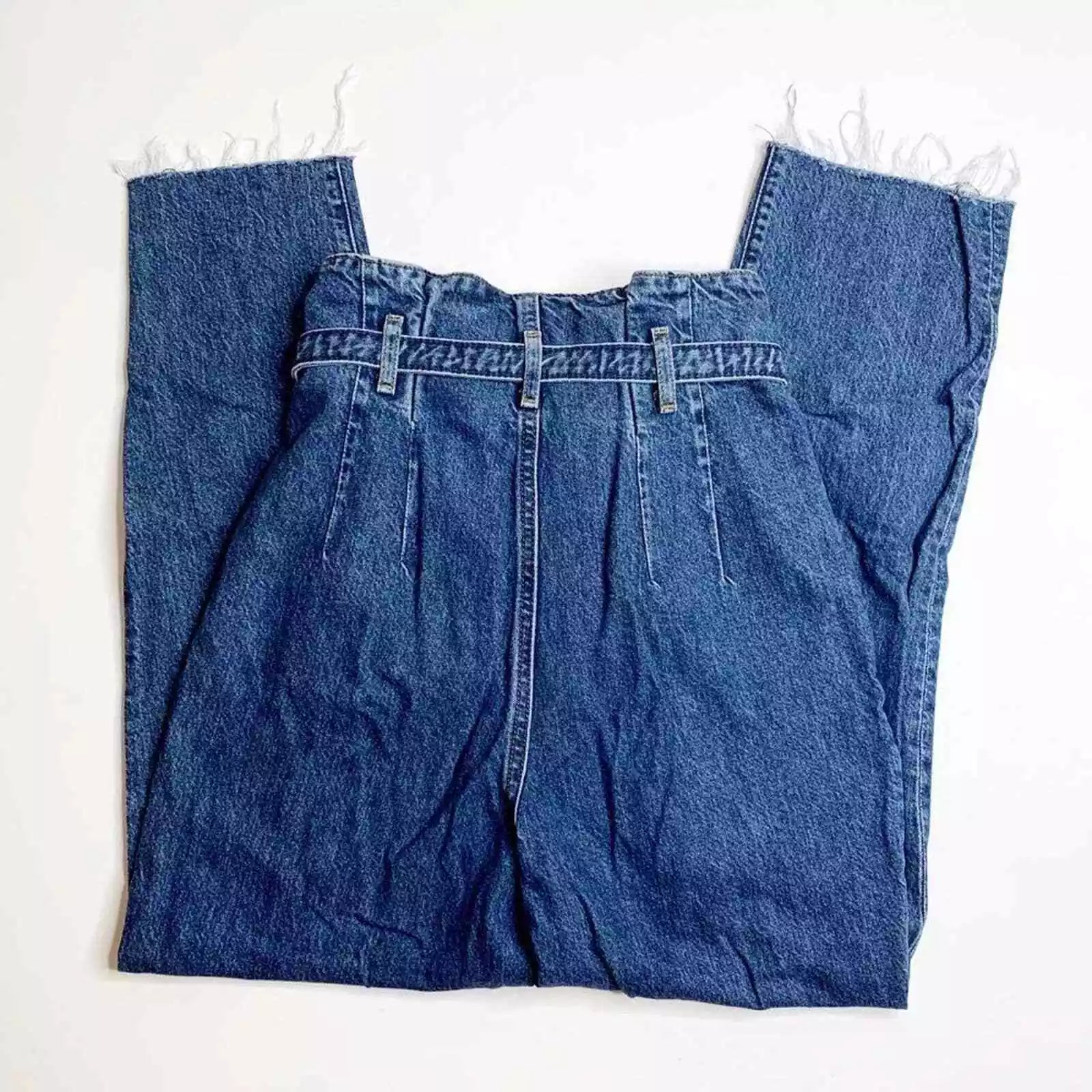 Vintage-Jeansrock aus Denim, hoch tailliert, mit Fransen und Falten. Perfekt für Retro-Mode, nachhaltige Kleidung und lässigen Stil.