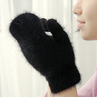 Schwarzer, flauschiger Fäustling aus Kunstfell, ideal für kalte Wintertage. Modisches Accessoire für Damen, warm und stilvoll.