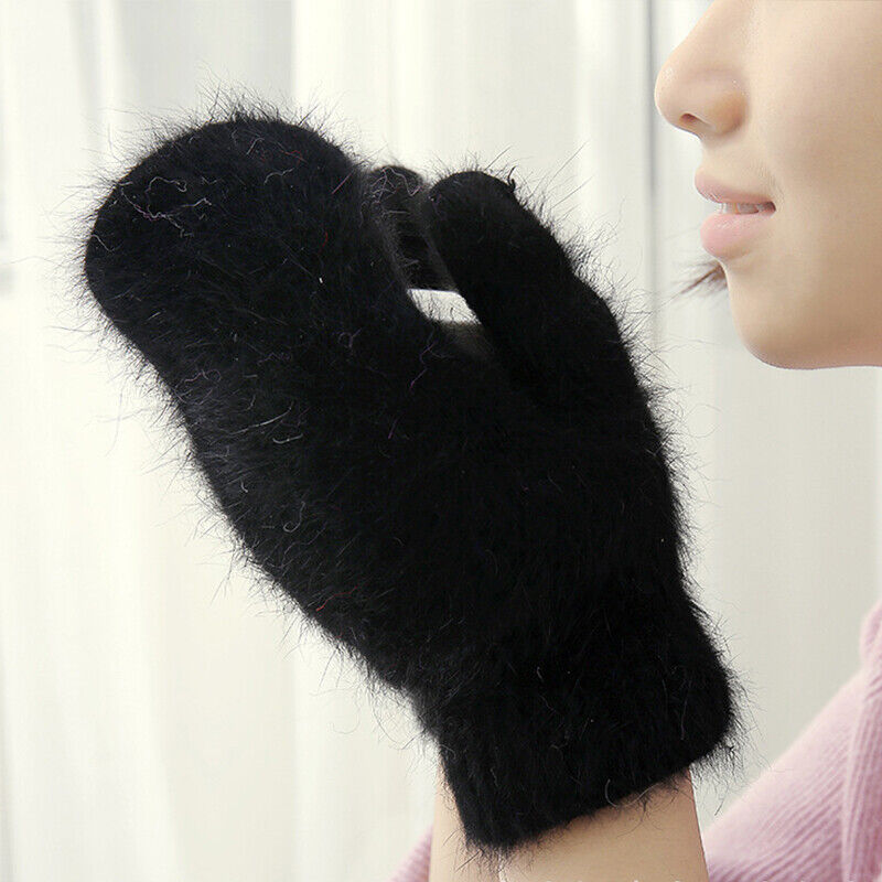 Schwarzer, flauschiger Fäustling aus Kunstfell, ideal für kalte Wintertage. Modisches Accessoire für Damen, warm und stilvoll.