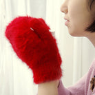 Rote flauschige Handschuhe, ideal für Wintermode und kaltes Wetter. Perfekt für stilvolle Wärme und Komfort. Trendige Accessoires für Damen.