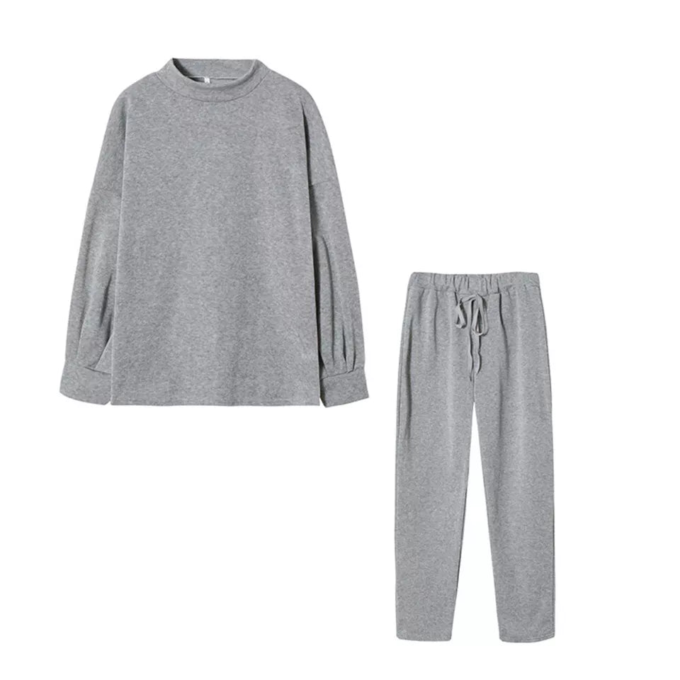 Graues Damen-Sweatshirt und Jogginghose Set, bequem und modisch, ideal für Freizeit und Sport. Hochwertige Baumwollmischung, lässiger Stil.