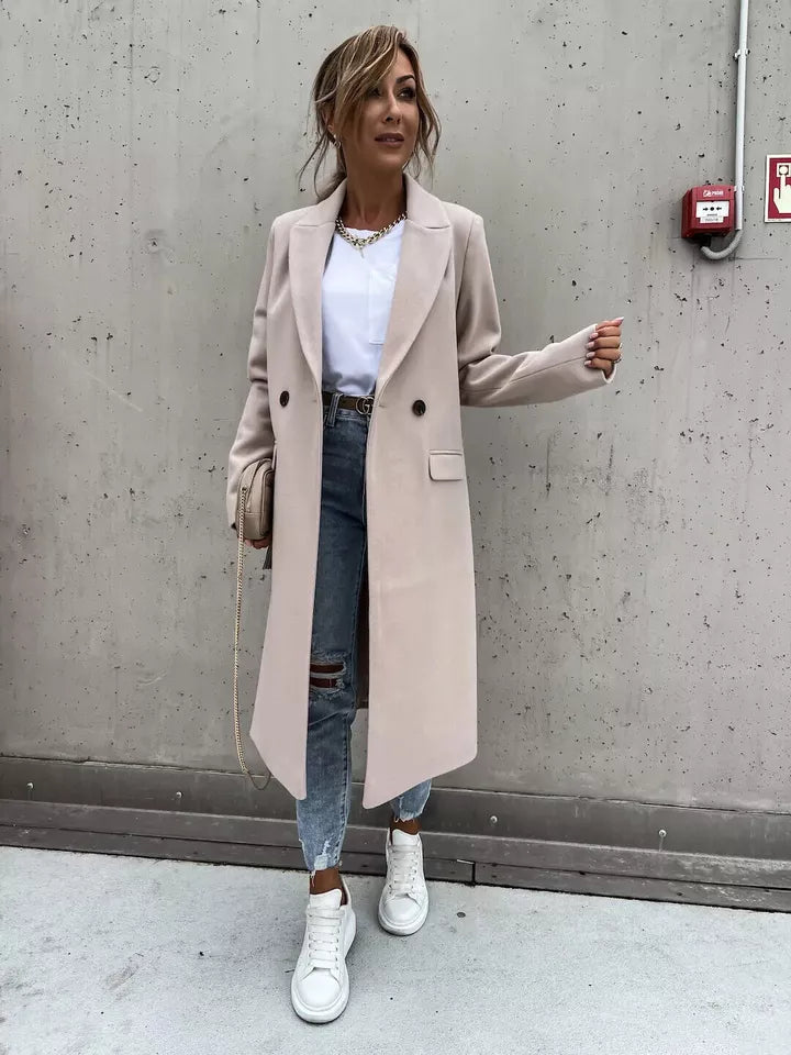 Eleganter Damenmantel in Beige, kombiniert mit weißem T-Shirt, zerrissenen Jeans und Sneakers. Perfekt für modische Herbst-Looks.