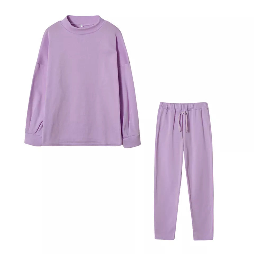 Lila Damen-Sweatshirt und Jogginghose Set, bequem und modisch, ideal für Freizeit und Sport. Perfekt für gemütliche Tage zu Hause.