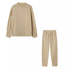 Beiges Damen-Sweatshirt und Jogginghose-Set, bequem und modisch, ideal für Freizeit und Sport. Perfekt für Herbst- und Wintergarderobe.