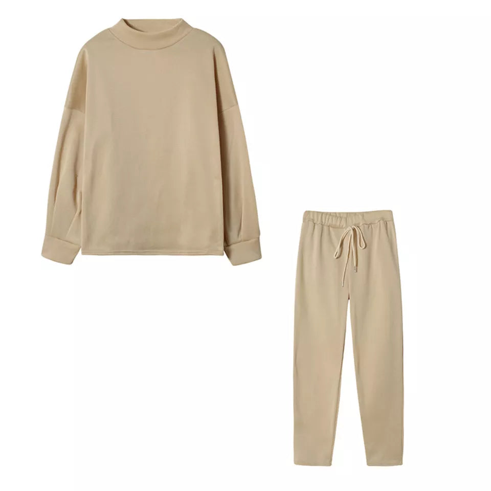 Beiges Damen-Sweatshirt und Jogginghose-Set, bequem und modisch, ideal für Freizeit und Sport. Perfekt für Herbst- und Wintergarderobe.