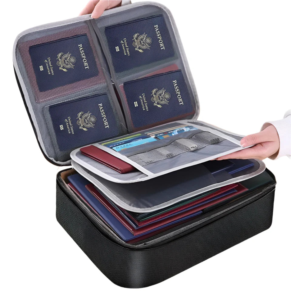 Reisepass-Organizer Tasche, schwarz, mit mehreren Fächern für Dokumente und Zubehör.