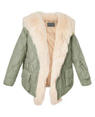 Grüne Steppjacke mit Kunstfellkragen, warm gefüttert, ideal für Wintermode. Stilvoller Mantel, perfekt für kalte Tage und trendige Outfits.