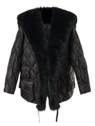 Schwarze gesteppte Jacke mit Kunstpelzkragen, modisch und warm, ideal für Wintermode. Hochwertige Damenbekleidung, stilvoll und elegant.