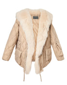 Beige gesteppte Winterjacke mit Kunstpelzkragen, warm und stilvoll, ideal für kalte Tage. Perfekt für Damenmode, Winterbekleidung, Outdoor.