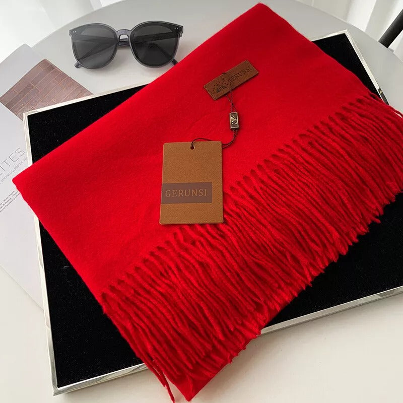 Roter Schal aus Kaschmir mit Fransen, luxuriös und weich, ideal für stilvolle Wintermode. Perfektes Accessoire für Damen und Herren.