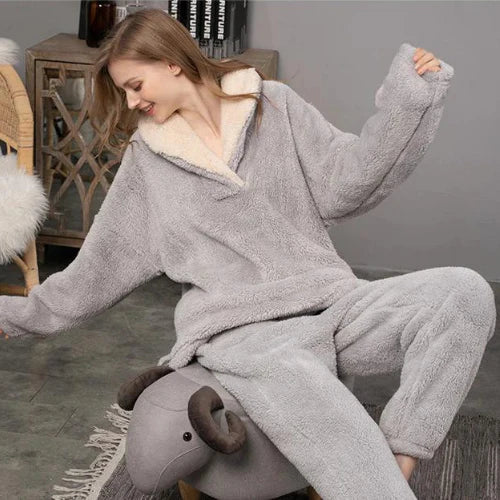 Flauschiger grauer Kapuzenpullover für Damen, ideal für gemütliche Winterabende. Weiches Material, modisches Design, perfekter Komfort.