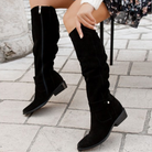 Damen Stiefel aus schwarzem Wildleder, kniehoch mit Reißverschluss, ideal für Herbstmode. Stilvolle und bequeme Schuhe für jeden Anlass.