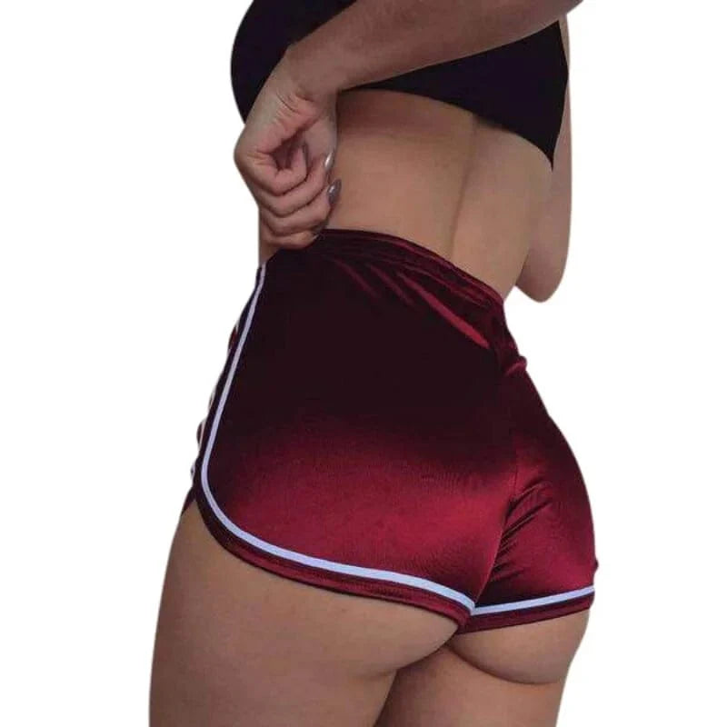 Schimmernde Sportshorts in Rot, ideal für Fitness und Freizeit. Bequemer Sitz, atmungsaktiv, modisch. Perfekt für aktive Frauen.
