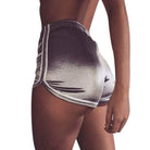 Schimmernde Sportshorts für Damen, ideal für Fitness und Laufen. Bequemer Sitz, modisches Design, atmungsaktives Material. Perfekt für Sportbegeisterte.