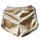 Schimmernde goldene Sportshorts für Damen, elastischer Bund, atmungsaktiv, ideal für Fitness und Freizeit. Trendige Sportbekleidung.