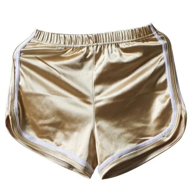 Schimmernde goldene Sportshorts für Damen, elastischer Bund, atmungsaktiv, ideal für Fitness und Freizeit. Trendige Sportbekleidung.