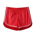 Rote schimmernde Sportshorts für Damen, ideal für Fitness und Laufen. Elastischer Bund, atmungsaktives Material, modisches Design.