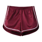 Schimmernde Sportshorts in Rotweinfarbe, ideal für Fitness und Freizeit. Elastischer Bund, atmungsaktives Material, modischer Look.