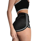 Schwarze schimmernde Sportshorts für Damen, ideal für Fitness und Freizeit. Elastischer Bund, bequeme Passform, modisches Design.