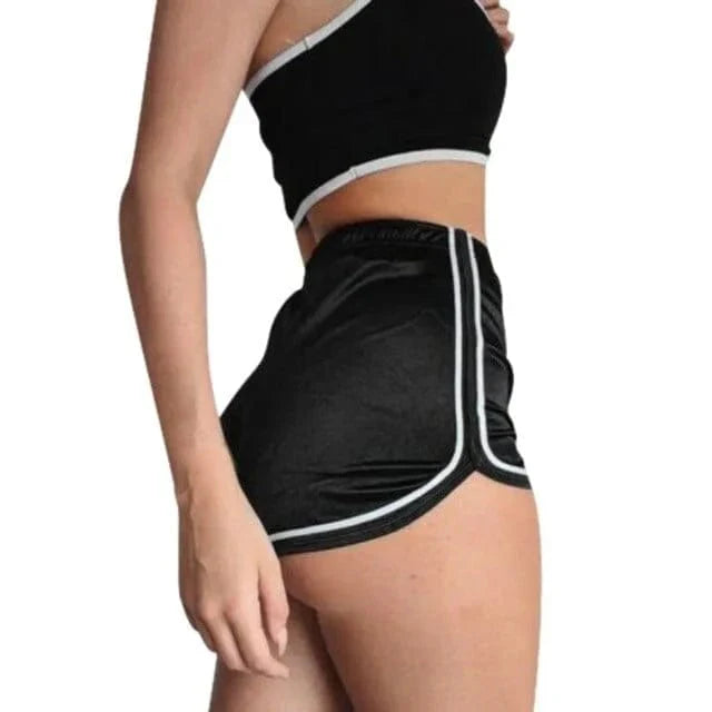 Schwarze schimmernde Sportshorts für Damen, ideal für Fitness und Freizeit. Elastischer Bund, bequeme Passform, modisches Design.
