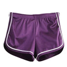 Violette Sportshorts mit schimmerndem Stoff, ideal für Fitness und Laufen. Bequeme Passform, atmungsaktiv, modisch und funktional.
