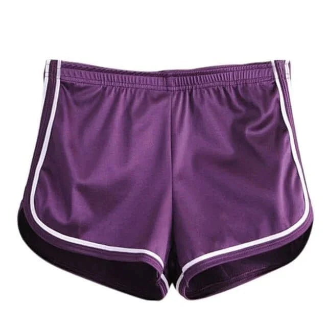 Violette Sportshorts mit schimmerndem Stoff, ideal für Fitness und Laufen. Bequeme Passform, atmungsaktiv, modisch und funktional.