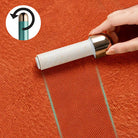 Fusselrolle auf orangefarbenem Stoff, ideal zum Entfernen von Tierhaaren und Staub. Praktisches Reinigungswerkzeug für Kleidung und Möbel.