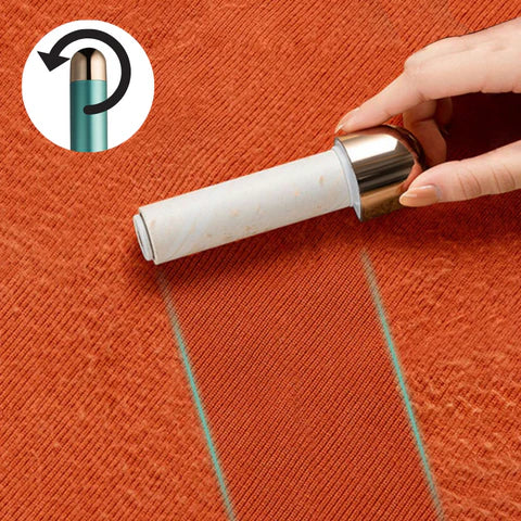Fusselrolle auf orangefarbenem Stoff, ideal zum Entfernen von Tierhaaren und Staub. Praktisches Reinigungswerkzeug für Kleidung und Möbel.