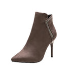 Damen Stiefelette in Braun mit spitzem Zehenbereich und hohem Absatz, Reißverschluss-Detail, elegantes Design, ideal für Herbstmode.