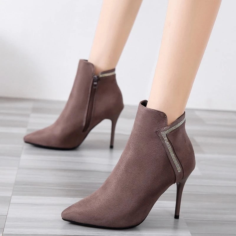 Damen Stiefeletten mit spitzem Absatz, braun, elegant, Reißverschluss, modisch, ideal für Herbst und Winter, hochwertiges Design.
