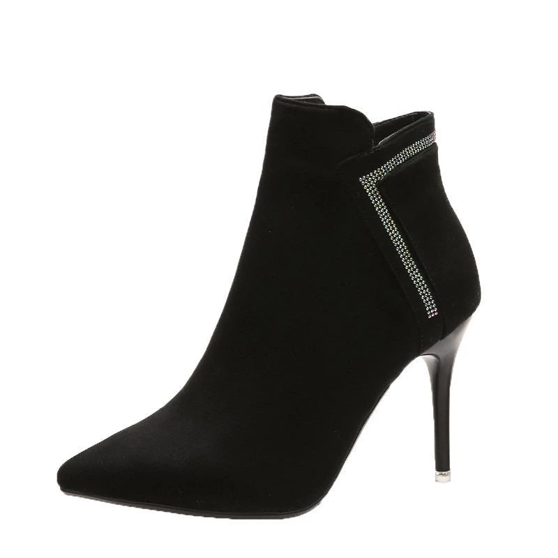 Eleganter schwarzer Stiefeletten-Damenstiefel mit hohem Absatz und Strassdetails, ideal für modische Herbst- und Winteroutfits.