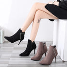 Damen-Stiefeletten mit spitzem Absatz in Schwarz und Grau, elegantes Design, ideal für Herbstmode. Hochwertige Materialien, stilvoll und modern.