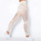 Nahtlose beige Leggings mit transparenten Streifen, ideal für Fitness und Yoga. Bequeme Sportbekleidung für Damen, elastisch und atmungsaktiv.