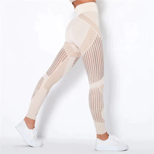 Nahtlose beige Leggings mit transparenten Streifen, ideal für Fitness und Yoga. Bequeme Sportbekleidung für Damen, elastisch und atmungsaktiv.