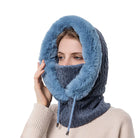 Blaue Strickmütze mit Kunstpelzbesatz, ideal für Wintermode. Warm, stilvoll und vielseitig, perfekt für kalte Tage und Outdoor-Aktivitäten.