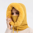 Gelbe Strickmütze mit Kunstpelzbesatz, warm und modisch, ideal für Winterkleidung. Perfekt für Damen, die stilvolle und gemütliche Accessoires suchen.