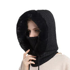 Schwarze Strickmütze mit Kunstfellbesatz, ideal für kalte Wintertage. Modischer Kapuzen-Schal für Damen, warm und stilvoll.