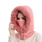 Rosa Strickschal mit Kapuze und Kunstfellbesatz, ideal für Wintermode. Weiches, warmes Material, perfekt für kalte Tage und stilvolle Outfits.