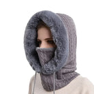 Warme gestrickte Kapuzenmütze mit Kunstfellfutter, ideal für kalte Wintertage. Modisches Accessoire für Damen, bietet Schutz und Stil.